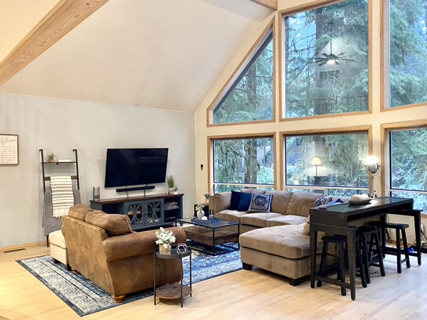 Wanderlust Villa Living Room - Vacation Rental Mt Baker